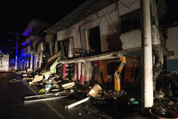 Governo brasileiro lamenta terremoto no Equador; número de mortos passa de 200 Um terremoto de 7,8 graus de magnitude na escala Richter atingiu o litoral norte do Equador e abalou a estrutura de vários edifícios Freddy Constante/Agência Lusa