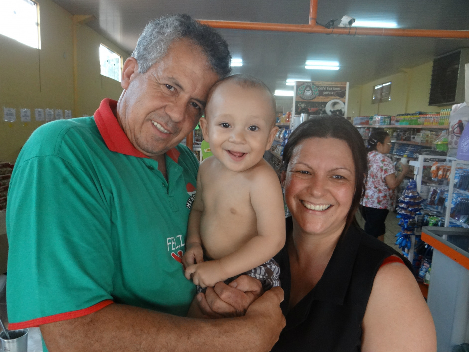 O casal de empresários Celso e Luciane junto com seu neto Pedro / Foto: Moreira Produção