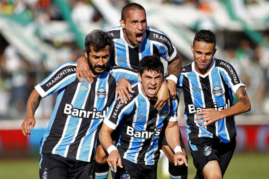 Giuliano comemora com seus companheiros o gol da vitória do Grêmio