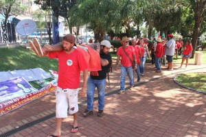 Grupo de sem-terra faz encenações relembrando o massacre de 17 de abril de 1996, o massacre do Eldorado dos Carajás, durante a votação do impeachment. (Foto: Alan Nantes)