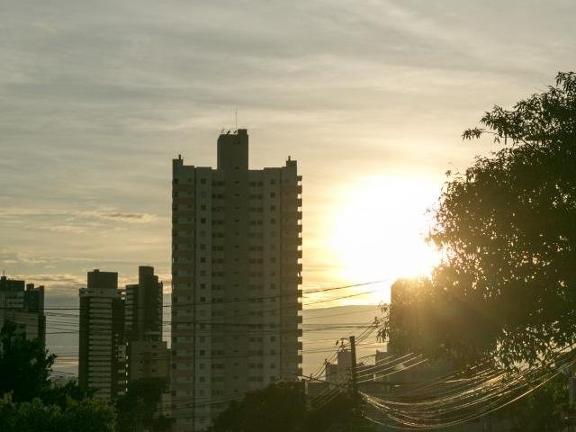 Inmet prevê terça-feira com predomínio de sol e muito calor em MS Terça-feira terá temperatura máxima de 33°C em Campo Grande. (Foto: Henrique Kawaminami)