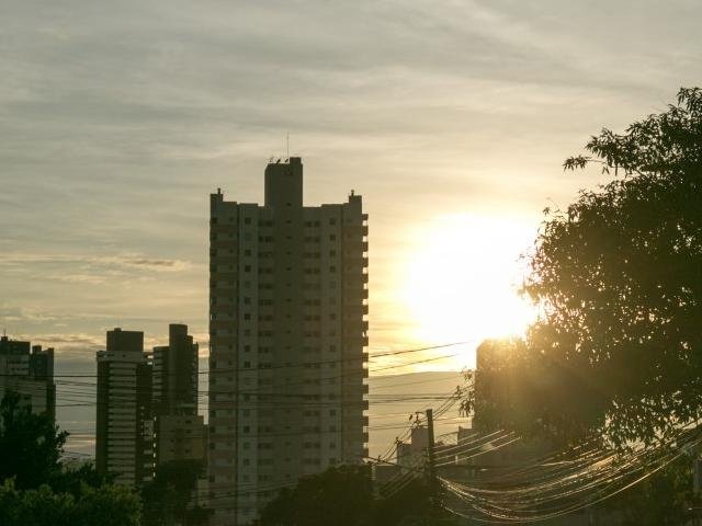 Terça-feira terá temperatura máxima de 33°C em Campo Grande. (Foto: Henrique Kawaminami)