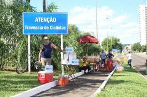 Capital: Trabalhadores aproveitam votação e viram ambulantes por um dia Para garantir dinheiro extra, o mecânico Rogério Rojas está na Afonso Pena vendendo água, refrigerante e cerveja. (Foto: Fernando Antunes)