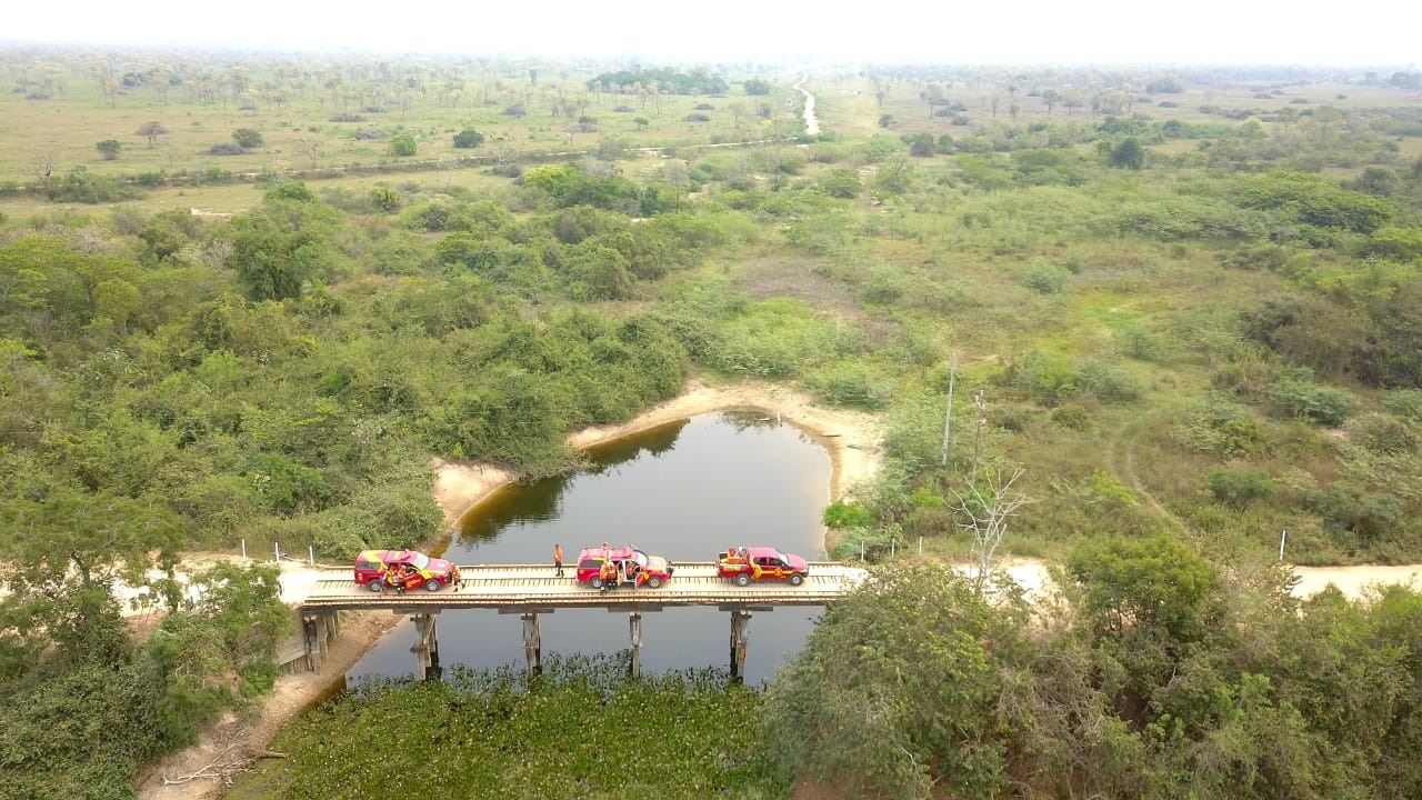 Com apoio do governo federal, MS controla focos de calor no Pantanal e Cerrado Vinte e cinco bombeiros de MS e PR e brigadistas do PrevFogo monitoram diariamente a região da Estrada-Parque, Pantanal da Nhecolândia.