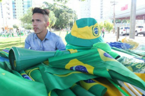 Capital: Trabalhadores aproveitam votação e viram ambulantes por um dia Ambulantes venderam até a manhã deste domingo (17) 30 bandeiras. (Foto: Alan Nantes)