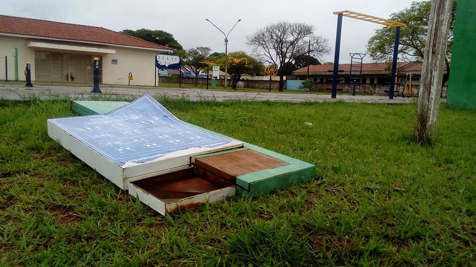 Vândalos depredam academia de saúde em Amambai A placa de apresentação da praça foi atacada / Foto: Divulgação / Facebook