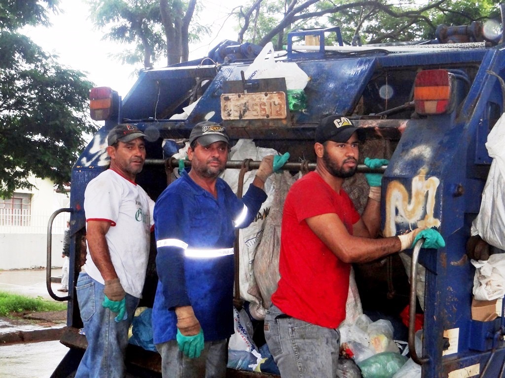 Coletores de lixo da Prefeitura de Amambai durante o trabalho.