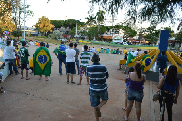 Dourados: Movimentação em praça para acompanhar votação é pequena A movimentação no local é pequena, muitos munidos da bandeira do país e com camisetas em verde e amarelo- Fotos: Joandra Alves