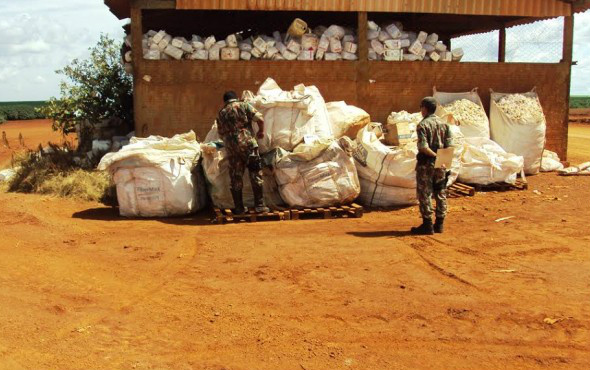 Galões de produtos tóxicos abandonados a céu aberto, contrariando as normas técnicas e a legislação ambiental / Foto: PMA