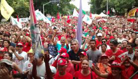 MST relembra massacre de Eldorado dos Carajás em ato contra impeachment Manifestantes contrários ao impeachment da presidenta Dilma Rousseff assistem à votação da Câmara dos Deputados na Avenida da Universidade, no bairro Benfica, em Fortaleza Edwirges Nogueira/Agência Brasil