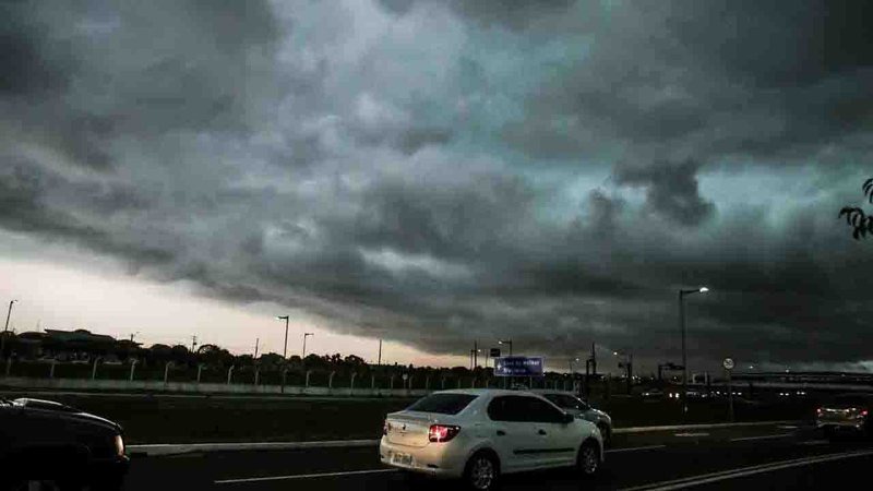 Tempestade pode atingir 12 cidades de MS - Henrique Arakaki / Midiamax