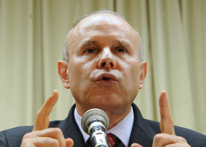 O ministro também anunciou que os investimentos no Brasil cresceram cerca de 6,5 por cento em 2013