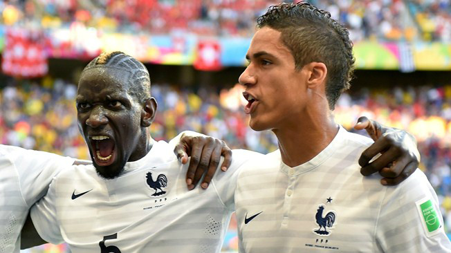 Varane e Sakho, juventude, força e serenidade na zaga