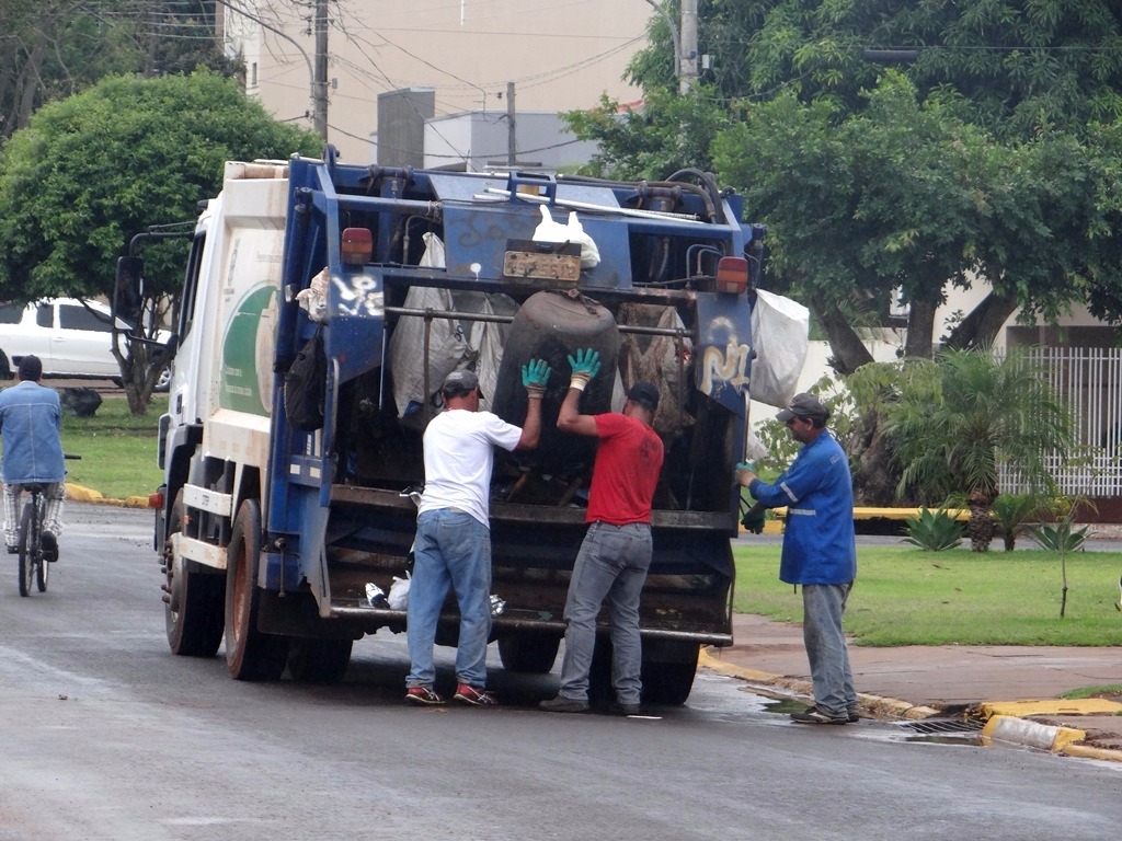 São cerca de 30 km percorridos diariamente pela equipe de coletores que recolhe o lixo da região central.