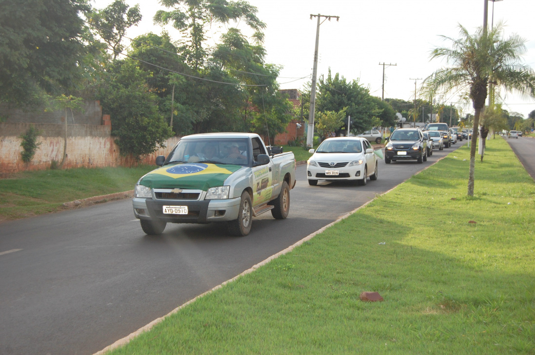 Manifestantes contra o governo federal participam de carreata em Amambai Manifestantes fizeram carreata pela cidade / Foto: Moreira Produções