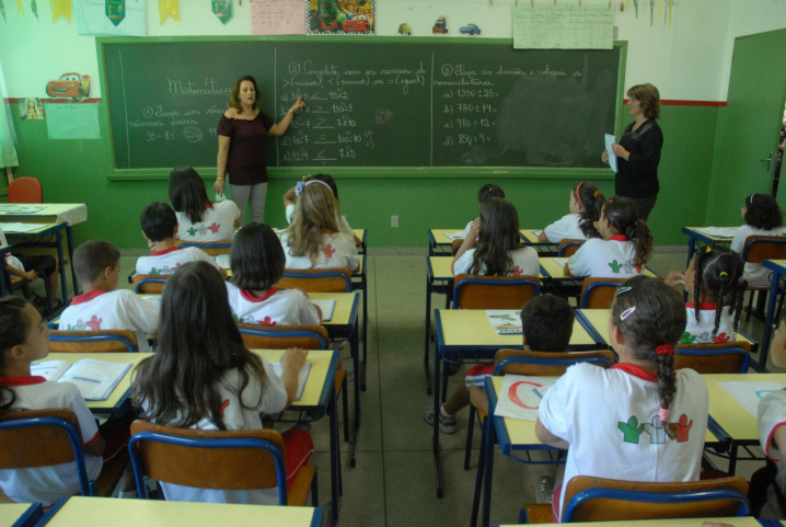 Bolsa Família aumenta a permanência de jovens na escola Bolsa Família aumenta a permanência de jovens na escola