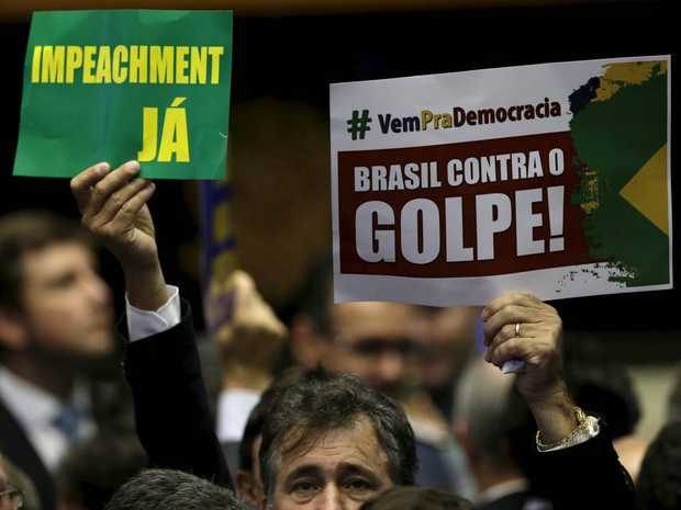 Cientistas políticos criticam argumentos de deputados em votação do impeachment Parlamentares exibem cartazes a favor e contra o impeachment no plenário da Câmara (Foto: Ueslei Marcelino/Reuters)