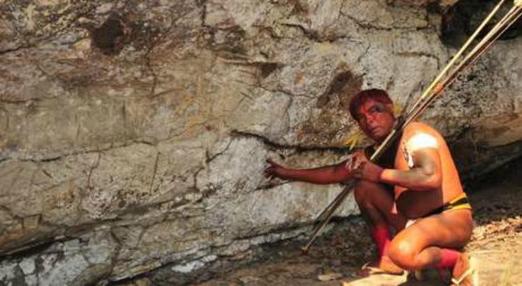 Índio mostra área da 'Gruta de Kamukuwaká' depredada (Iphan/ Divulgação)