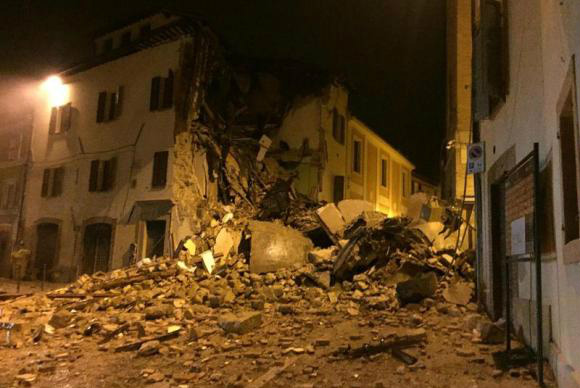 Terra não para de tremer na Itália Terremotos em série causam prejuízos à Itália e desabrigam mais de 4 mil pessoas Matteo Crocchioni/Agência Lusa