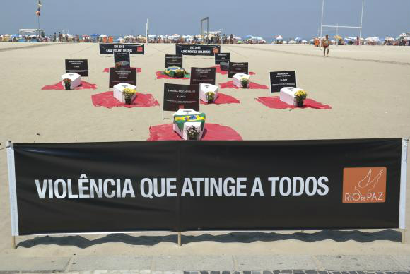 Brasil tem mais mortes violentas do que a Síria em guerra, mostra anuário Rio de Janeiro - Manifestação nas areias de Copacabana para denunciar mortes por causas violentas -Foto Vladimir Platonow/Arquivo Agência Brasil