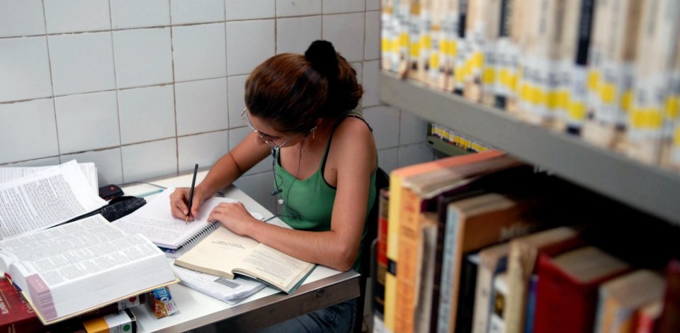 Reta final: confira dicas de especialistas para se dar bem no Enem Estudantes podem optar por estudo individual ou coletivo. Mas é preciso aprender a ter foco.