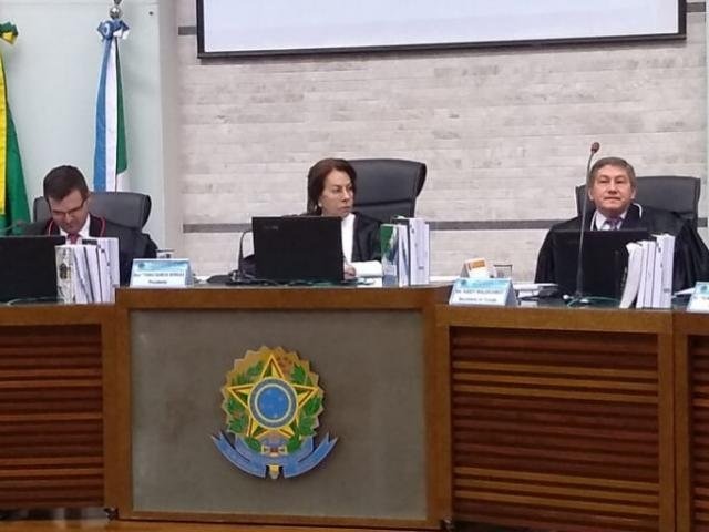 "Lei seca" vai valer das 3h até às 17h de domingo em todo o Estado No centro, presidente do TRE ânia Garcia de Freitas Borges e magistrados durante seção nesta manhã.