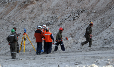 As dificuldades com o resgate aumentam porque nos últimos dias o Chile sofreu uma série de terremotos e a área onde houve o desmoronamento de terra, no Deserto de Atacama, no Norte do país, é apontada como uma região delicada.