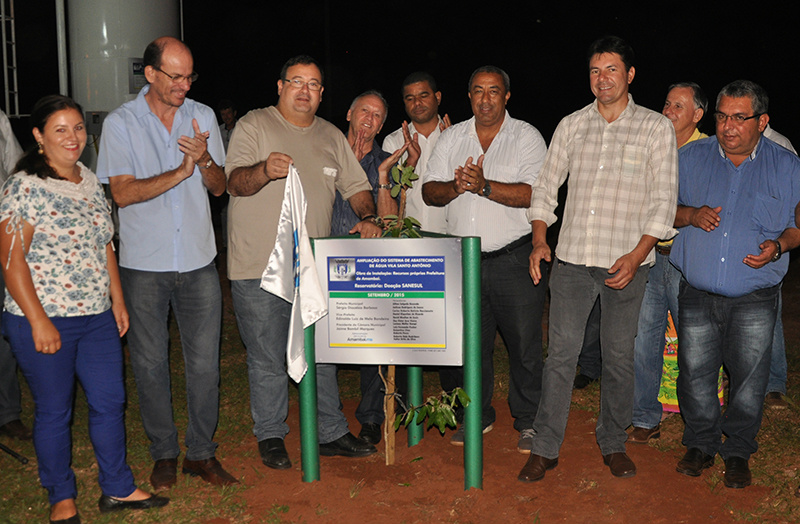Abastecimento de agua na vila Santo Antônio em Amambai é ampliado Autoridades e moradores descerraram a placa de inauguração da caixa d’água que acaba com o problema de abastecimento na região / Foto: Decom