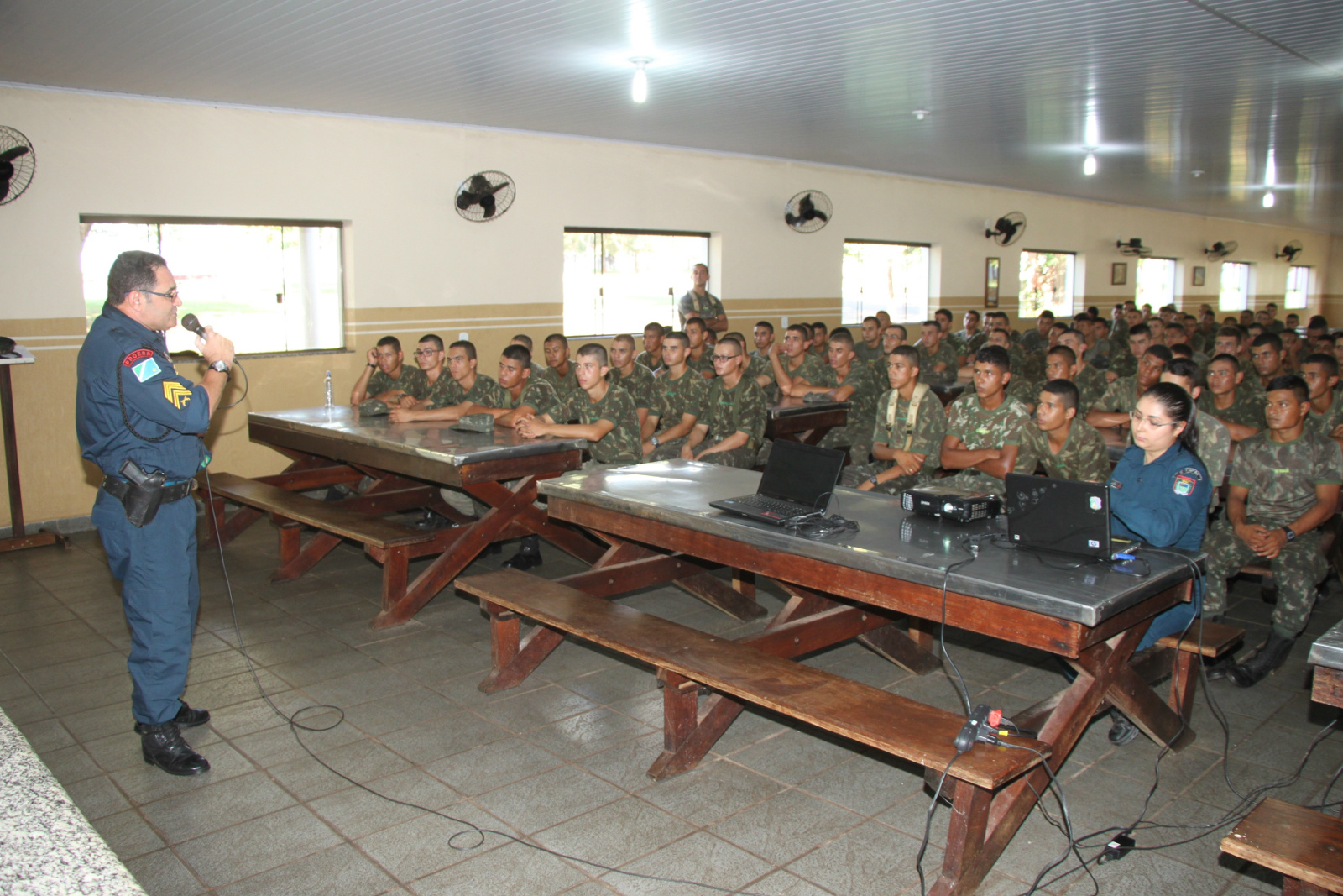 17º RC Mec realiza palestra sobre prevenção ao uso de drogas em Amambai A palestra foi ministrada pelo 1º Sgt PM Geraldo da Silva, Coordenador do Programa Educacional de Resistência às Drogas e à Violência (PROERD) e pelas SD PM Inês Araújo de Paula e SD PM Maria Clara Aguiar F. A. da Silva / Foto: 17º RC Mec