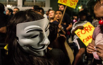 Site aconselha uso de máscaras para dificultar o uso de programas de identificação de faces