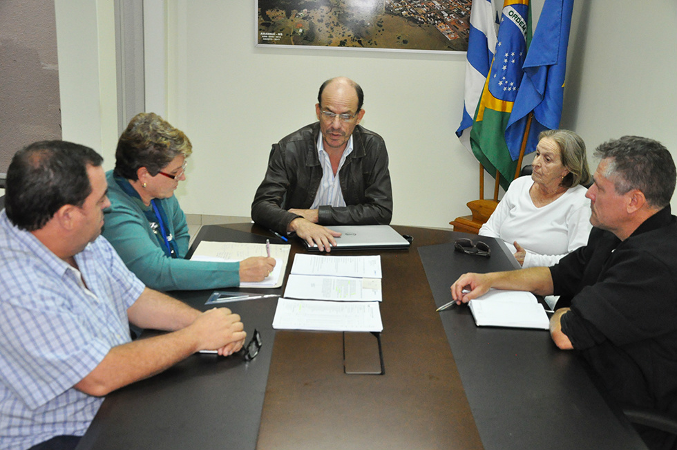 Prefeitura de Amambai lança edital para concurso público Comissão do concurso durante reunião com o Prefeito Sérgio Barbosa / Foto: Decom