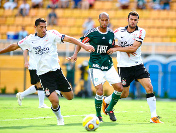 Corinthians derrota o Palmeiras e ganha fôlego contra crise Volante Ralf afasta a bola em disputa com o atacante Dinei (Foto: Marcos Ribolli / GLOBOESPORTE.COM)