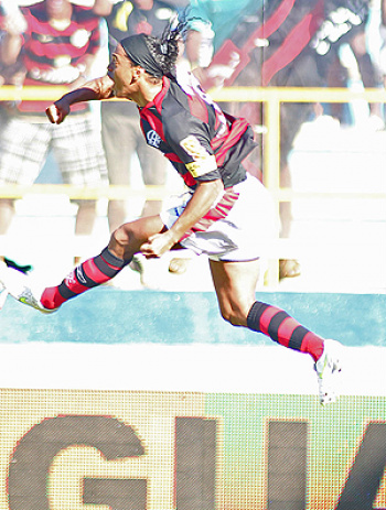 Vitória suada do Flamengo sobre o Boavista Ronaldinho comemora o primeiro gol com a camisado Flamengo (Foto: Mauricio Val / VIPCOMM)