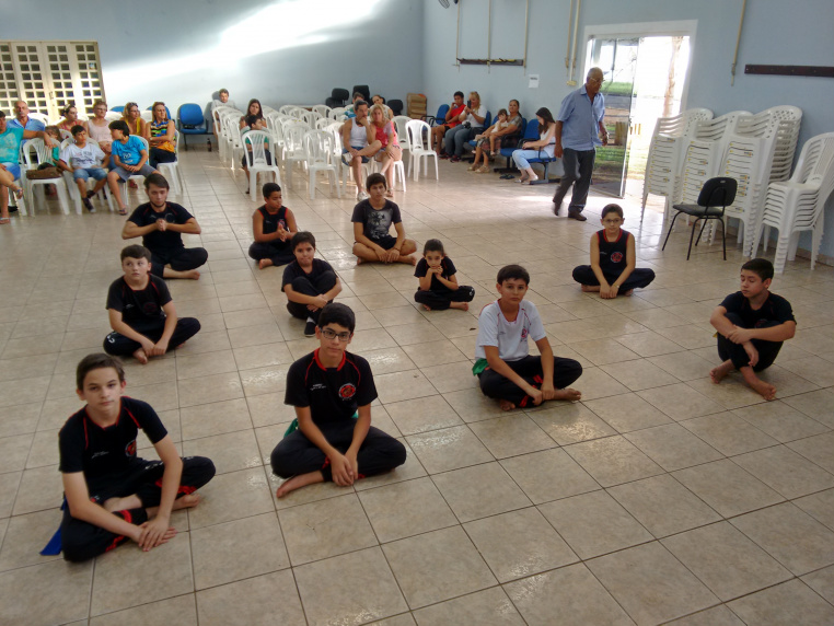 Alunos de kung fu da escola Dragões de Fogo passam por exame de faixa