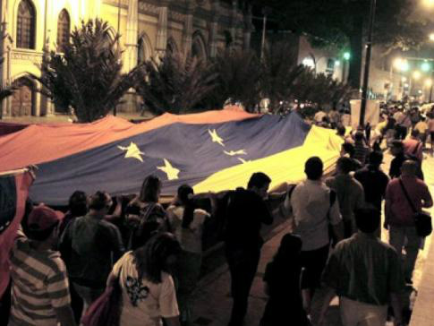 Venezuelanos saem às ruas para homenagear o presidente Hugo Chávez após sua morte nesta terça-feira (05) (Télam)
