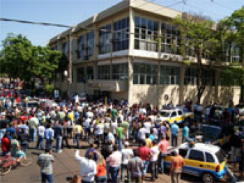 Manifestantes exigem a cassação dos políticos envolvidos nos casos de corrupção na prefeitura e defendem novas eleições urgentes.