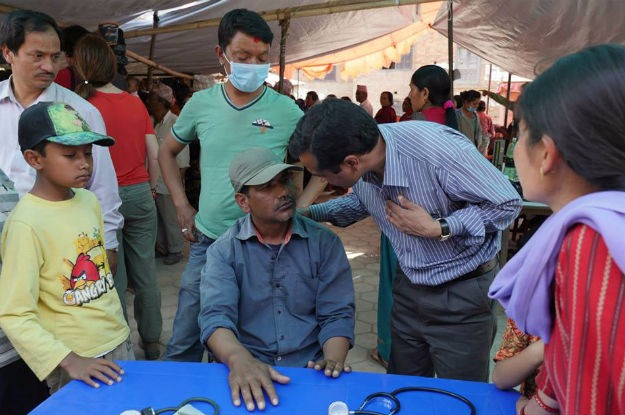 Equipe móvel de saúde mental trata pacientes em Chapagaun, no Nepal. Foto: OMS/A. Bhatiasevi (arquivo)