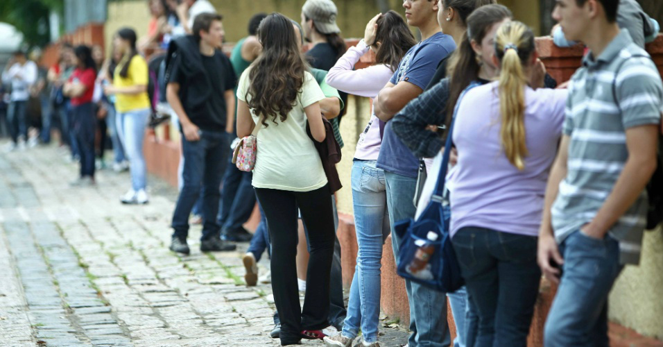Fila para a prova do Enem provoca mal-estar em estudantes