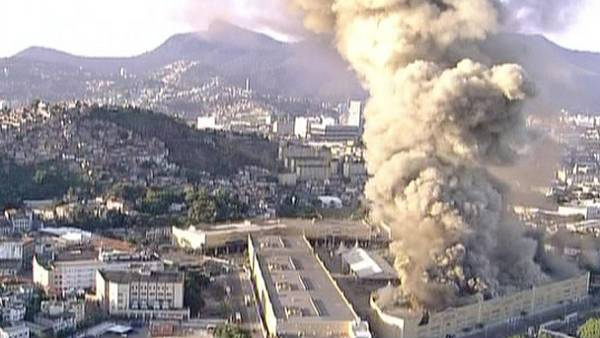 Incêndio atinge Cidade do Samba no Rio e destrói barracões de escolas Incêndio atinge Cidade do Samba no Rio e destrói barracões de escolas
