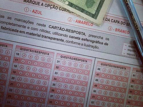 Candidatos postam fotos de cartões de resposta na internet