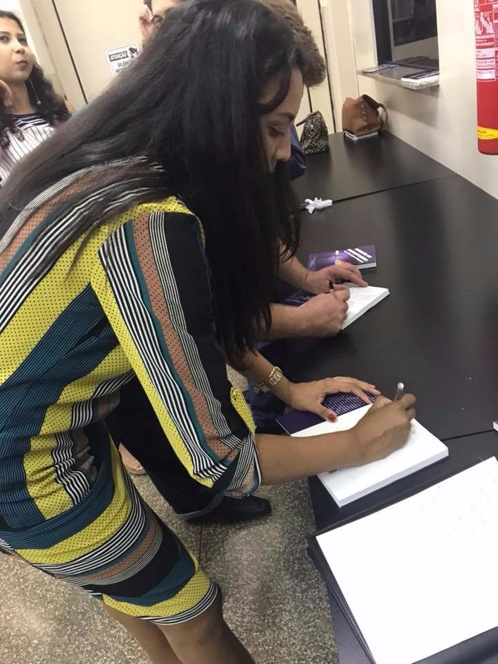 Co-autores autografaram alguns exemplares / Foto: Moreira Produções