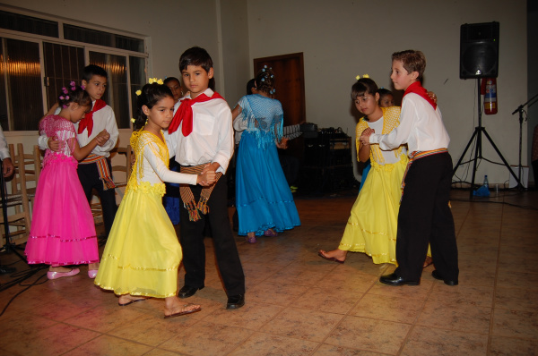 Inscrições abertas para diversos cursos da Associação Cultural Amambaiense Dança folclórica infantil é um dos cursos oferecidos pela Associação Cultural Amambaiense.
