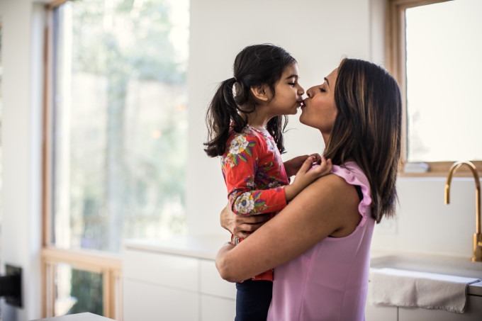 “Selinho” de mãe e pai nos filhos é prejudicial para as crianças? Divulgação