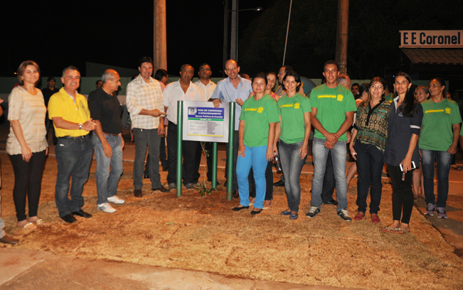 Pista de Caminhada em torno da Escola Felipe foi inaugurada nessa segunda (21) Autoridades e comunidade escolar descerraram a placa de inauguração da pista / Foto: Decom
