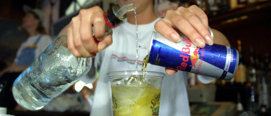 Energético misturado com bebidas alcoólicas teria mesmo efeito que cocaína