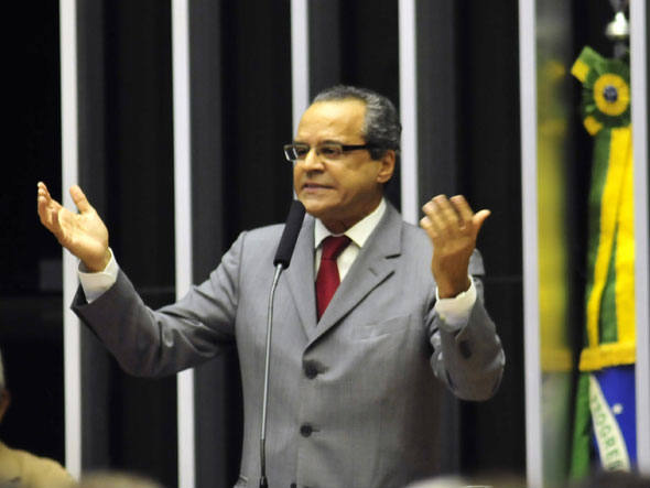Líder do PMDB na Câmara aguarda posição de Novais sobre permanência na pasta Líder do PMDB na Câmara, Henrique Eduardo Alves