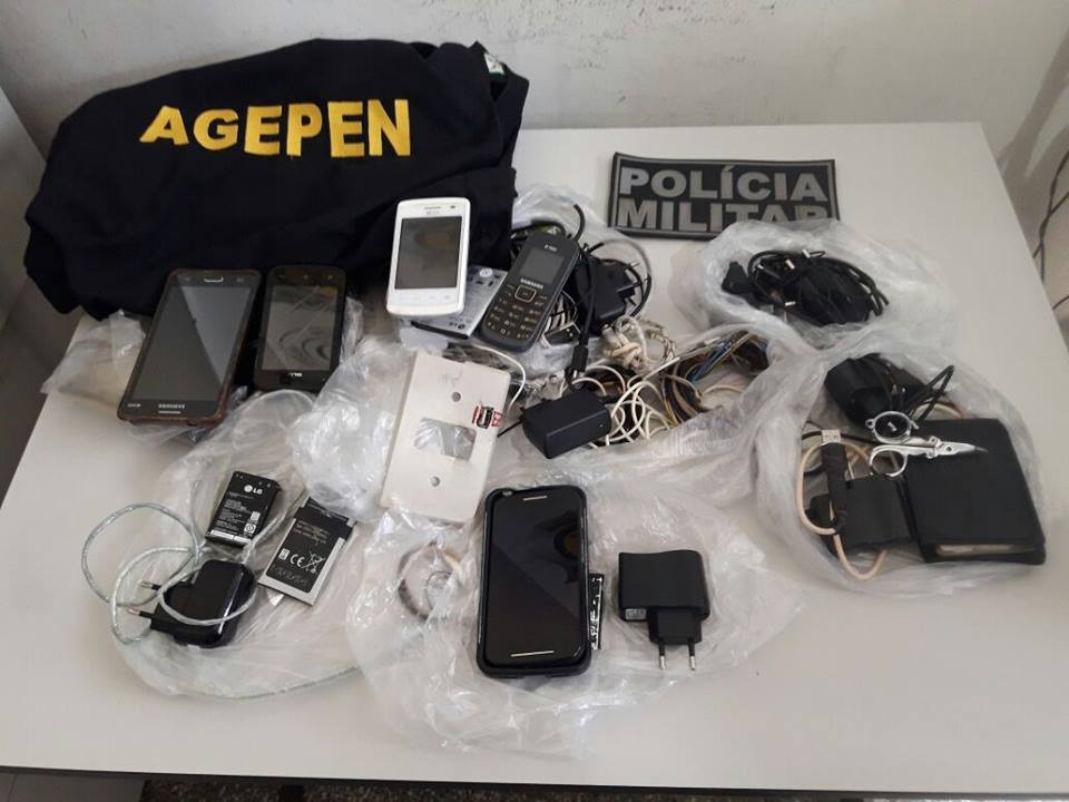 Cinco celulares e carregadores foram apreendidos / Foto: 3ª CIPM