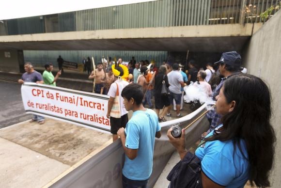 Indígenas protestam na Câmara contra relatório da CPI da Funai e Incra 2 Índios fazem protesto contra a Comissão Parlamentar de Inquérito da FUNAI, na Câmara dos Deputados Marcelo Camargo/Agência Brasil