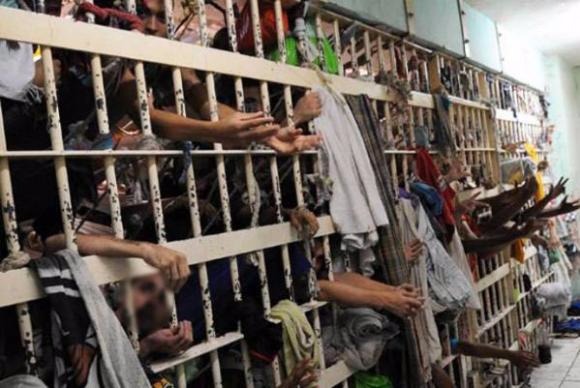 Com 726 mil presos, Brasil tem terceira maior população carcerária do mundo Brasil é o terceiro país com maior número de pessoas presas, atrás dos Estados Unidos e China Wilson Dias/Agência Brasil