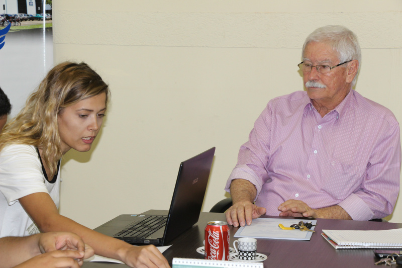  Antonio Nogueira e Ana Claúdia durante reunião na Aced 